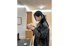 “가죽 재킷에 찰떡인” 강다은의 슬릭 로우 포니테일 머리