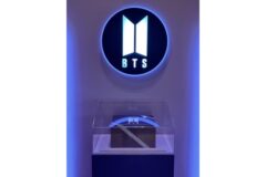 [컬처&] 보랏빛 타임캡슐·아리랑 손수건…BTS 컴백에 문화유산 관심 집중