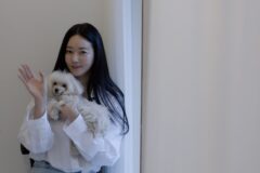 “데뷔 26년 차 맞아?” 김사랑의 방부제 미모 살리는 내추럴 딥블랙 긴 생머