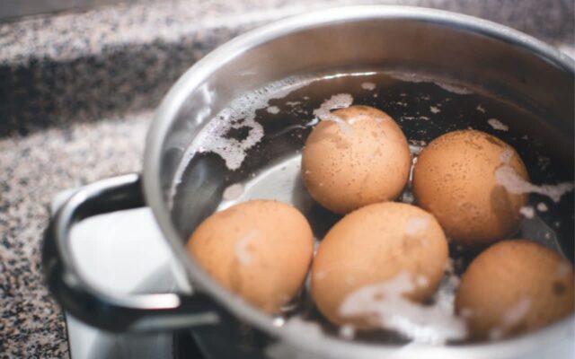 계란 삶고 바로 찬물에 담그지 마세요! 30년차 주부도 놀란 계란 삶는 법