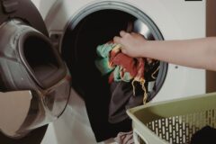 “뜨거운 물로 세탁하면 큰일납니다…” 무조건 찬물로 세탁해야 하는 ‘의류’ 4가지