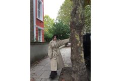 “런던 거리 씹어먹는 분위기 여신” 정소민의 시크한 트렌치코트룩