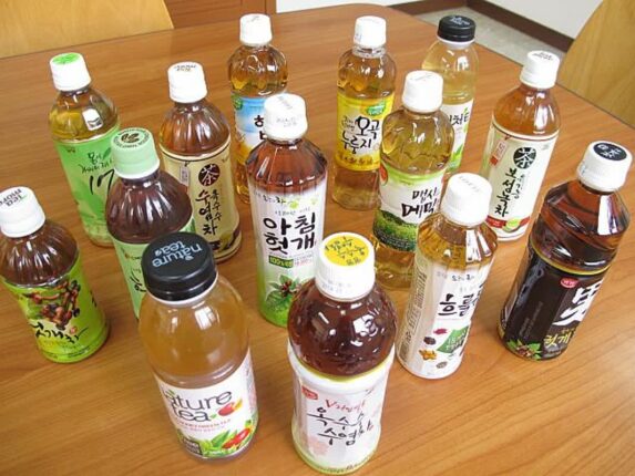 “물처럼 마셨을 뿐인데..” 60대 이후 툭하면 부러지는 뼈마디 무기력하게 만드는 음료