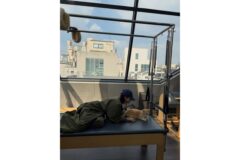 “지하철에서도 빛나는 독보적인 아우라” 이나은의 꾸안꾸 올리브 트렌치코트룩