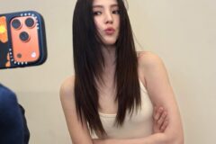 “가녀린 목선과 청순 아우라 완성” 한소희의 긴 생머리 레이어드컷