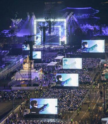[포토&] BTS, 보라빛으로 물들인 광화문 콘서트…전세계에 전한 ‘아리랑’