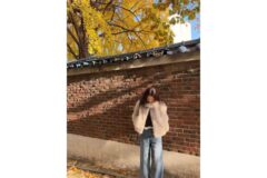 “얼굴 소멸 직전! 털 속에 파묻힌 귀여움” 정려원의 보헤미안 패션