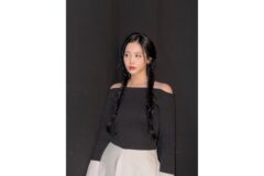 “직각 어깨와 가녀린 목선의 정석” 걸스데이 유라의 오프숄더 니트룩