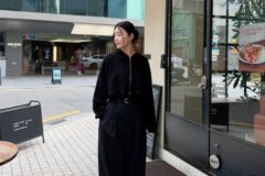 “힙한 엄마의 정석” 한지혜의 시크한 올블랙 크롭 후드룩