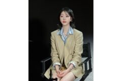 “스트라이프 셔츠와 자켓의 감각적 레이어링” 장다아의 세련된 프레피룩