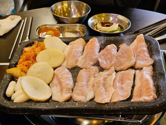 김포 구래동 맛집 천겹살이 맛있는 육더쿠 김포구래점