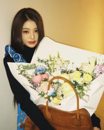 장원영, 꽃보다 눈부신 존재감…생머리 하나로 완성한 화보