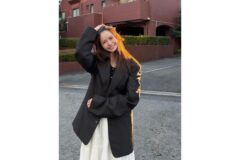 “오버핏 자켓과 로맨틱 화이트 스커트의 조화” 하연수의 세련된 시티룩
