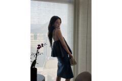 “세련된 네이비 셋업과 아이보리 클러치” 박규영의 도회적인 원피스