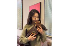 “차분한 올리브 그린과 브라운의 만남” 소희의 포근한 빈티지 데일리룩