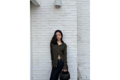 “지루할 틈 없는 올블랙 패션” 손나은만의 고급스러운 봄 데일리룩