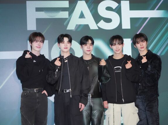 [NF포토] 2026 F/W 패션코드(FASHION KODE), 보이그룹 제니스 모노포비아 쇼서 빛난 패션 감각