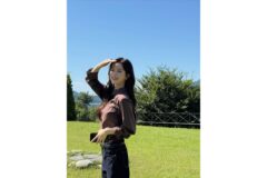 “기본템만 입었는데 이 정도?”… 여친짤 제조기로 등극한 노정의, 미니멀 워크웨어룩
