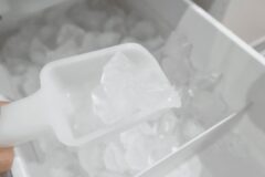 지금 냉동실에다 “식초”를 얼려보세요 이게 이렇게 쓰일 줄 진짜 몰랐습니다.