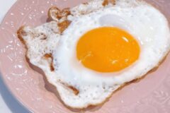 바쁜 아침 “계란 후라이는 이렇게” 만드세요 가스 불 필요 없습니다.