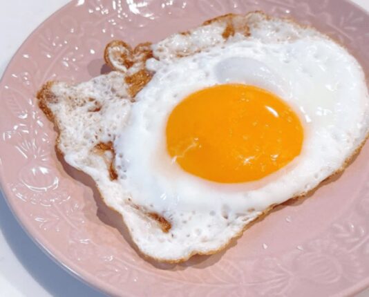 바쁜 아침 “계란 후라이는 이렇게” 만드세요 가스 불 필요 없습니다.