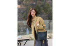 “실물 보면 이런 느낌?”… 고급스러운 머스타드 컬러로 완성한 이시안의 데이트룩
