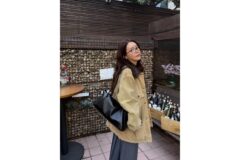 “세월도 비껴간 방부제 미모”… 햇살 아래 독보적 아우라 뽐낸 채정안, 빈티지 워크 자켓룩