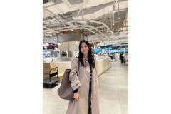 “가방 크기 실화야?”… 얼굴 소멸 직전인 압도적 비율의 한지혜, 미니멀 빅백 포인트룩