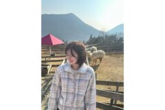 “알파카보다 더 귀여우면 어떡해” 사랑스러운 미소로 심쿵하게 만든 한수아 데일리룩