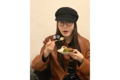 “안경에 모자까지 찰떡”… 카페에서 케이크 먹다 화보 찍어버린 이해리, 긱시크 데일리룩