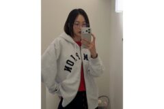 “대학생인 줄 알았네”… 강렬한 레드와 화이트의 완벽한 조화 뽐낸 금새록, 캐주얼