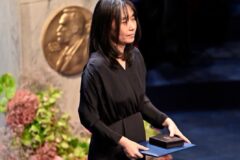 한강 또 해냈다…‘작별하지 않는다’ 미국 최고 문학상 수상,  왜 이렇게 극찬받나