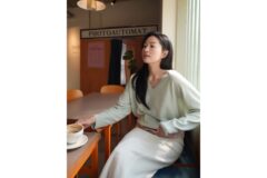 “민트 한 스푼, 우아함 한 스푼”… 일상 사진 속 빛나는 청순미의 류이서, 니트 스커트룩