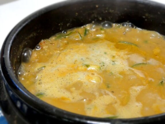 된장국 끓일 때 “감자 대신 이 가루” 넣으세요, 혈당 스파이크 막아주고 고소함 폭발합니다
