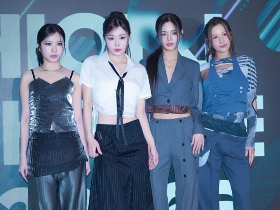 [NF포토] 2026 F/W 패션코드(FASHION KODE) ‘페노메논시퍼’ 포토콜 현장, 걸그룹 아이멧유의 개성 넘치는 스타일과 당찬 포부