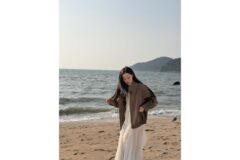 “윤슬보다 눈부신 바다 여행”… 윈터의 몽환적인 화이트 드레스룩