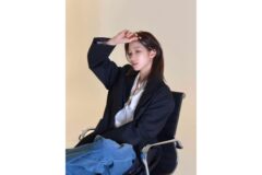 “역시 사복 천재의 정석”… 무심한 듯 시크한 매력의 카즈하, 화이트 셔츠와 데님룩