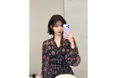 “거울 속에 핀 봄꽃 한 송이”… 단발 변신 후 리즈 갱신 중인 레드벨벳 조이의 원피스룩