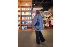 “서점 나들이 중 마주친 지적인 뒷모습”… 장희진의 여유로운 오버핏 시크룩