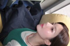 “렌즈 너머로 마주친 상큼함”… 권은비의 싱그러운 그린 니트 베스트 룩