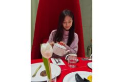 “원조 얼굴 천재의 분위기 클래스”… 풍성한 웨이브 헤어와 니트로 완성한 쯔위의 니트룩