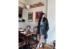 “유럽의 어느 카페처럼”… 배우 한지혜, 레더 재킷으로 완성한 시크한 카페룩