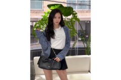 “인간 디올의 품격”… 블랙핑크 지수, 반짝이는 블루 니트로 완성한 눈부신 데이트룩