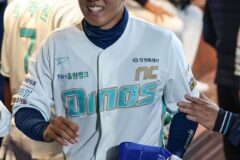 이강철 감독이 찜했던 NC 신재인, 첫 안타가 무려 ‘역전 투런포’