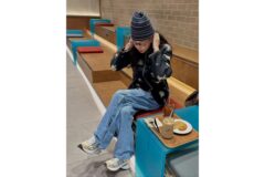 “에스닉한 자수와 와이드 데님의 믹스매치”… 정호연의 쿨한 카페 나들이 룩