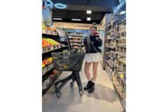 “마트 장보기도 런웨이처럼”… 레드벨벳 슬기, 유니크한 벌룬 실루엣으로 완성한 일상룩