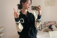 “포근한 아침을 여는 미소”… 모델 최윤지, 바시티 니트로 완성한 사랑스러운 데일리룩