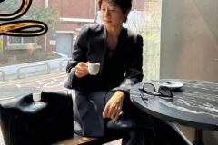 김희애 카페 사진 3장에 댓글 난리.. 올블랙인데 왜 이렇게 고급져 보이지?