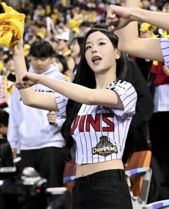 “이게 바로 완성형 시구” 트리플에스 김채연, 크롭 유니폼 입고 치어리더 변신
