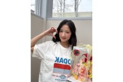 “청춘 그 자체의 표본” 배우 김혜윤, 싱그러운 미소와 찰떡인 레트로 로고 티셔츠룩